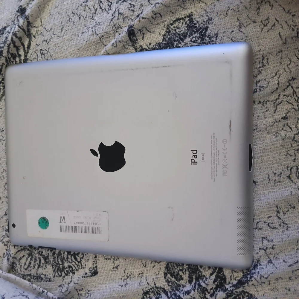 iPad Mini 2 16gb charger included